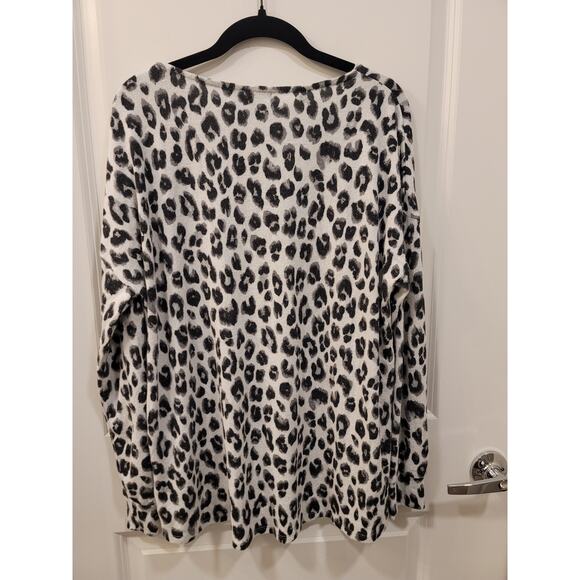 Gibsonlook Leopard Print Vneck fleece sweater - Picture 4 of 9